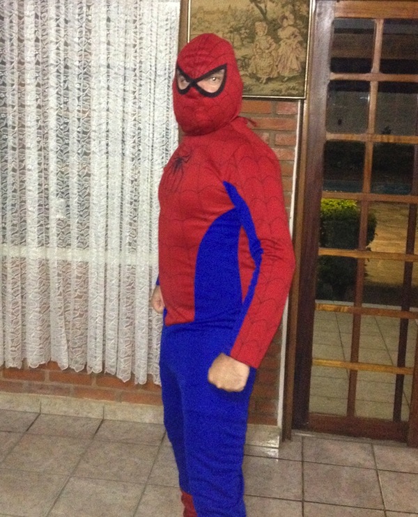 A roupa do Homem-Aranha é uma farsa fantasia carnaval