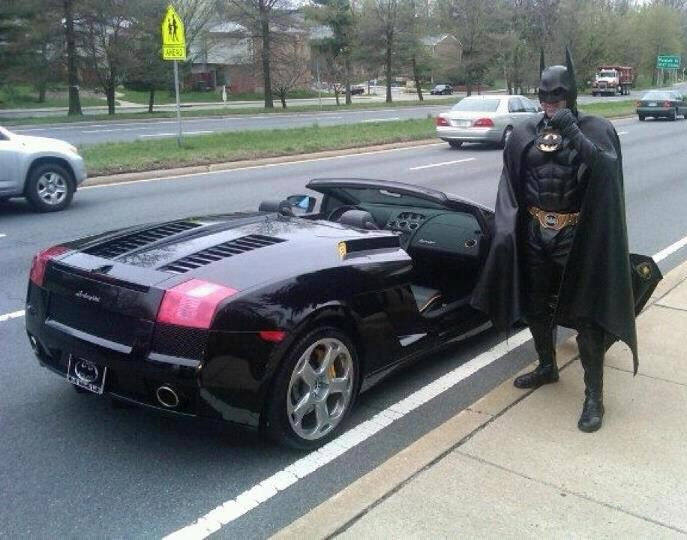 Como é fácil julgar - Batman pego pela polícia dirigindo uma Lamborghini - Lenny B. Robinson
