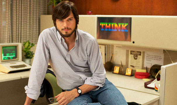 A primeira foto oficial do Ashton Kutcher no papel do Steve Jobs