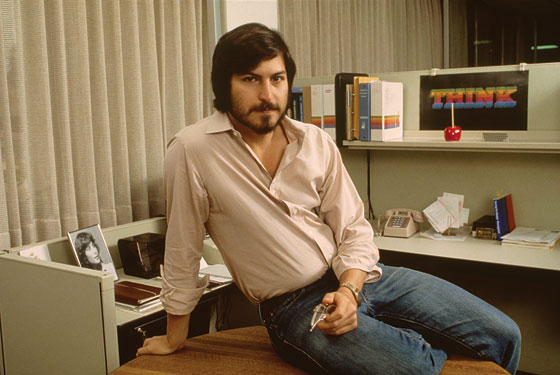 A primeira foto oficial do Ashton Kutcher no papel do Steve Jobs