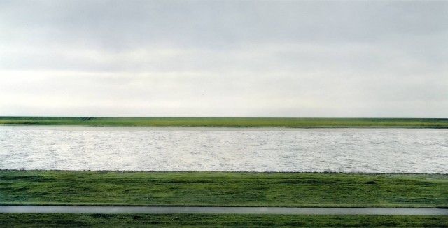 01 Rhein II, por Andreas Gursky (1999)