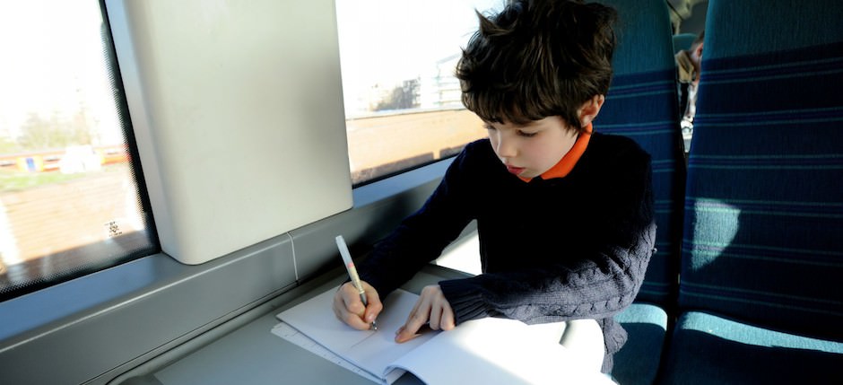 criança escrevendo caneta