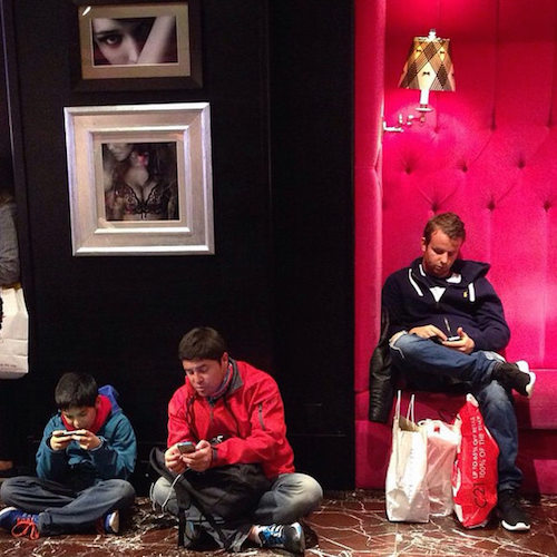 Instagram com fotos de homens esperando mulheres nas compras 09