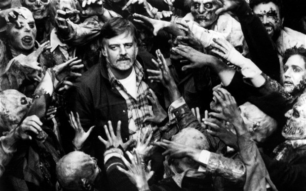 George Romero e os zumbis do filme A Noite dos Mortos Vivos de 1968
