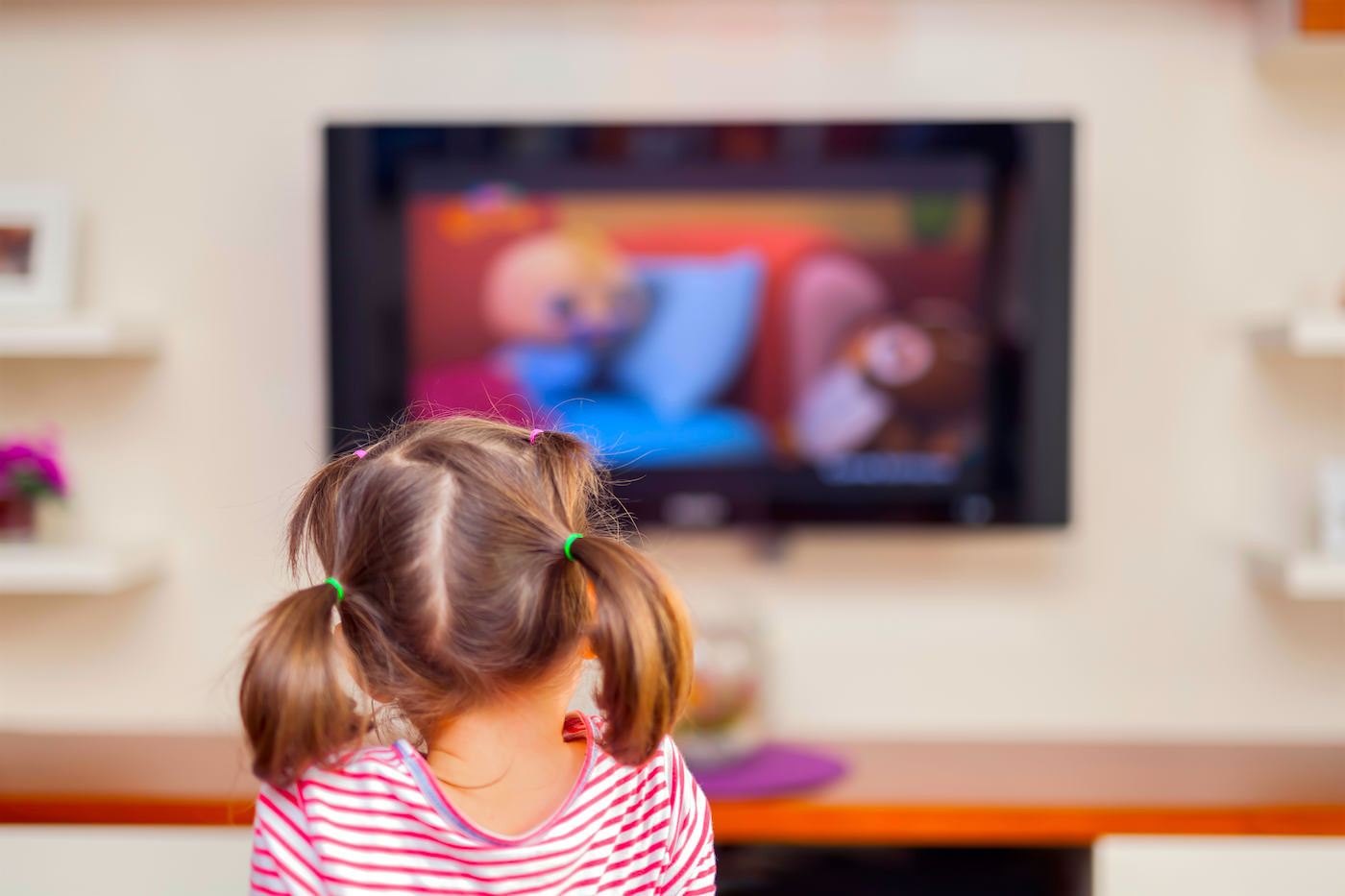 crianca-assistindo-tv