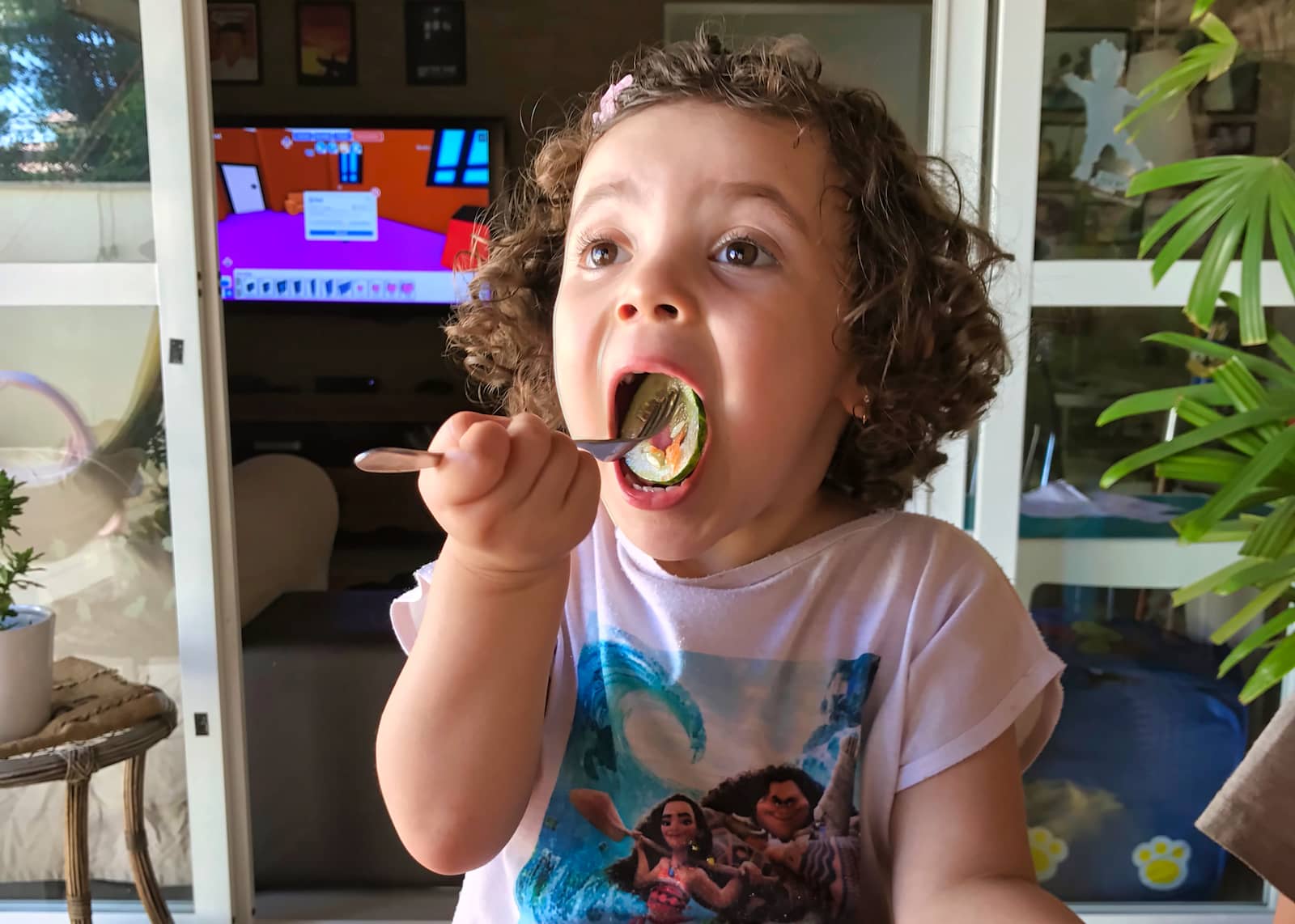 criança comendo salada