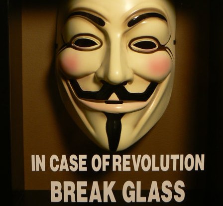 Guy Fawkes - Em caso de Revolução quebre o vidro