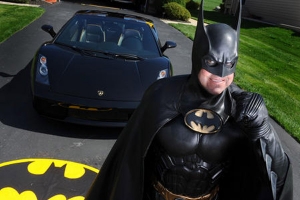 Como é fácil julgar - Batman pego pela polícia dirigindo uma Lamborghini