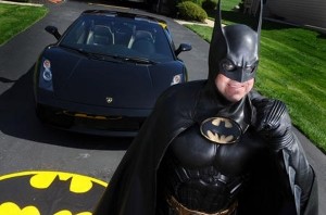Como é fácil julgar - Batman pego pela polícia dirigindo uma Lamborghini