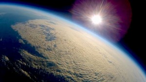 Avião de rádio controle é enviado ao espaço e volta para a terra 03