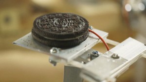 Máquina para separar bolachas de recheio