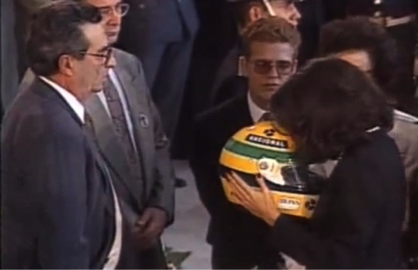 Cena de Homem de Ferro 3 que homenageia Ayrton Senna