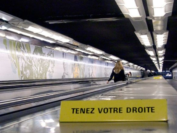 Tenez votre droite no Metrô de São Paulo