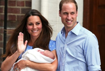 Kate Middleton e príncipe William deixam hospital com bebê real