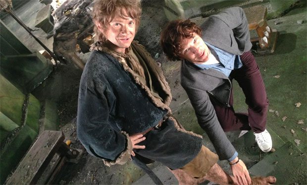Sherlock coloca a mão no pé de um Hobbit