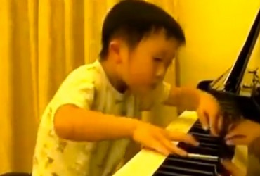 menino tocando piano