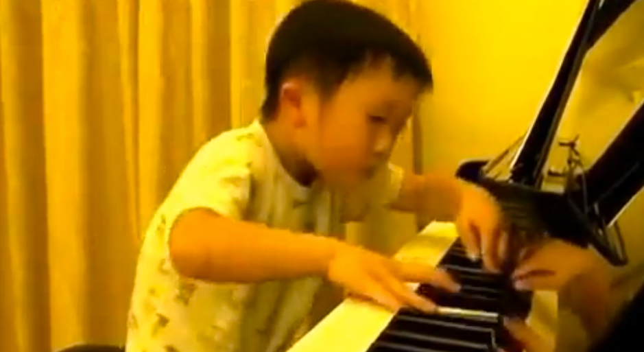 menino tocando piano