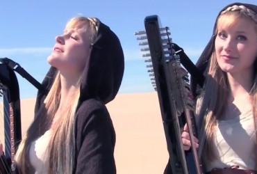 Gêmeas com harpas tocando o Tema de Star Wars