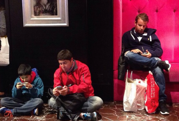 Instagram com fotos de homens esperando mulheres nas compras