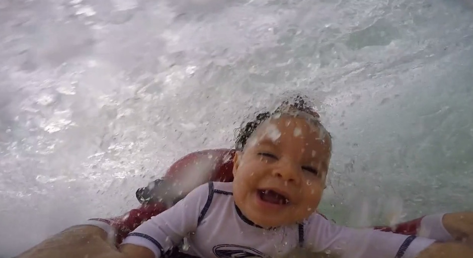 Um Padawan de 09 meses pratica bodyboard com o pai - Não tem como dar um sorriso no final do vídeo