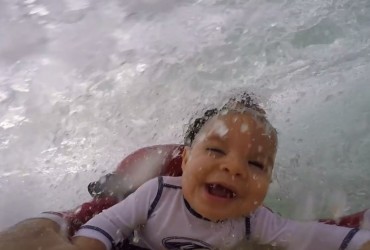 Um Padawan de 09 meses pratica bodyboard com o pai - Não tem como dar um sorriso no final do vídeo