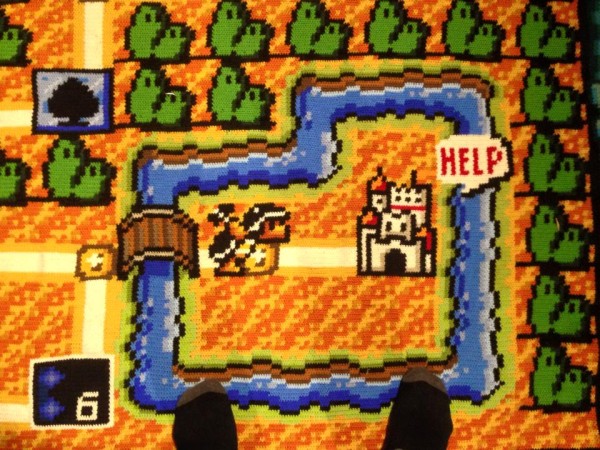 Ser nerd é ficar 06 anos fazendo um tapete de crochê do mapa do Super Mario Bros 02
