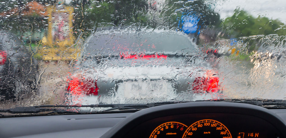 Placa de trânsito que só aparece na chuva a