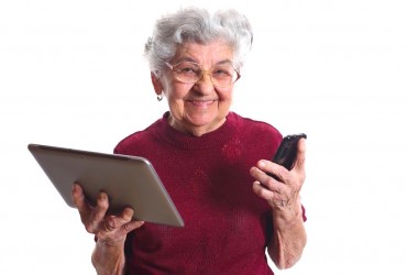 avo usando computador smartphone