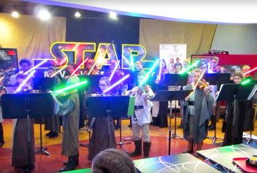 Padawans com sabres de luzes tocado o tema de Star Wars