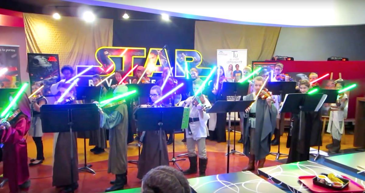 Padawans com sabres de luzes tocado o tema de Star Wars