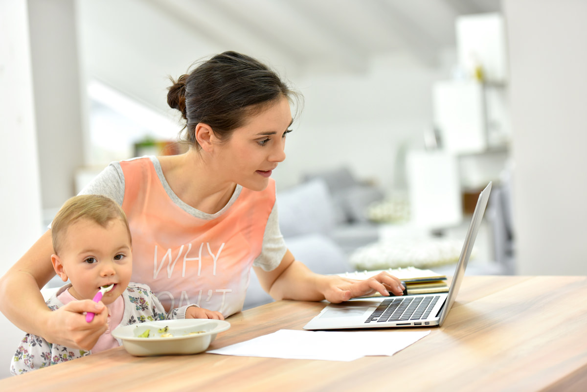 Espaços de trabalho para as mães é um desserviço onde todos perdem