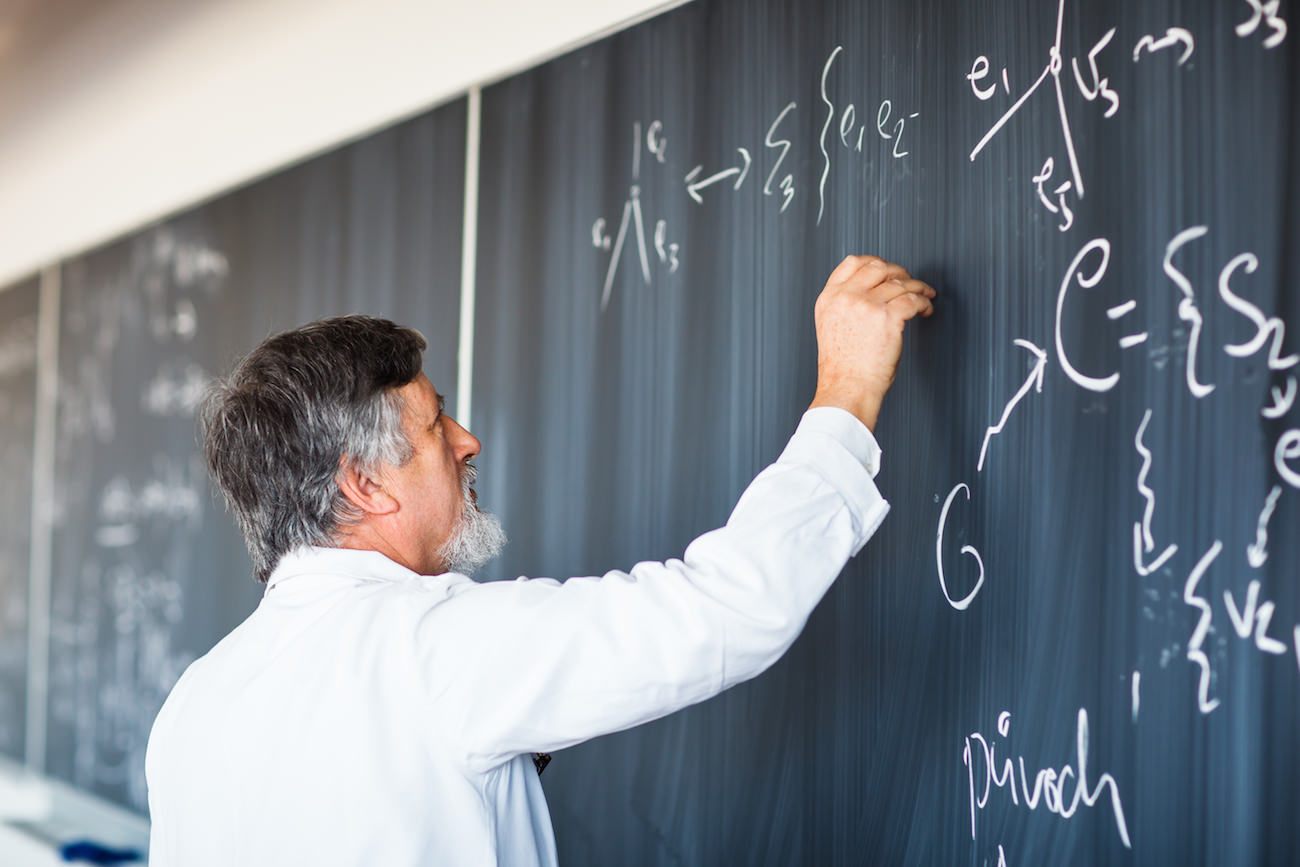 professor dando aula shutterstock