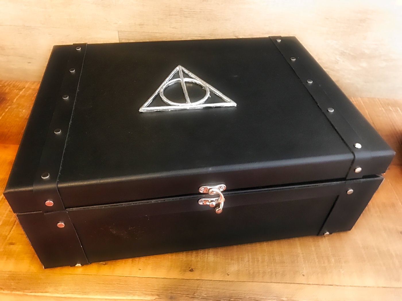 O que tem na caixa com o Símbolo das Relíquias da Morte? | Harry Potter