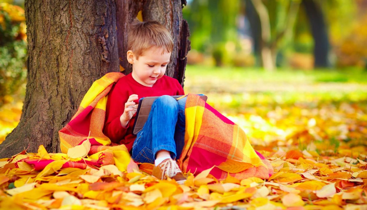 criança com tablet em um parque