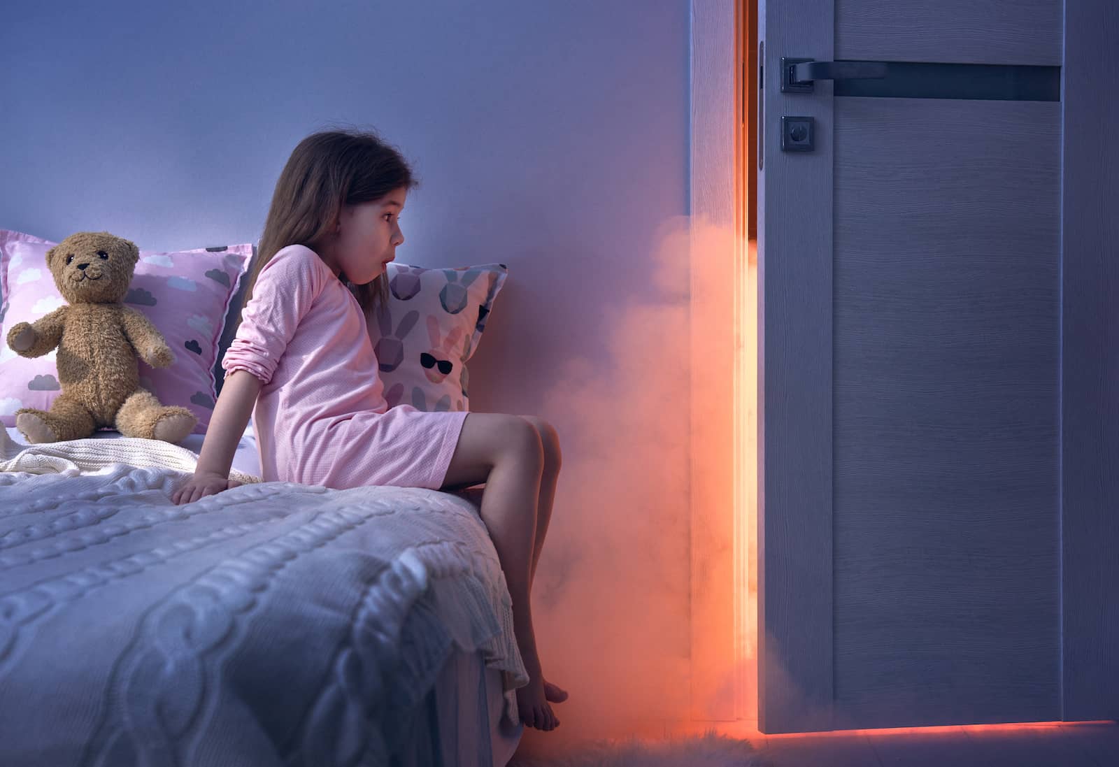 menina na cama medo do escuro