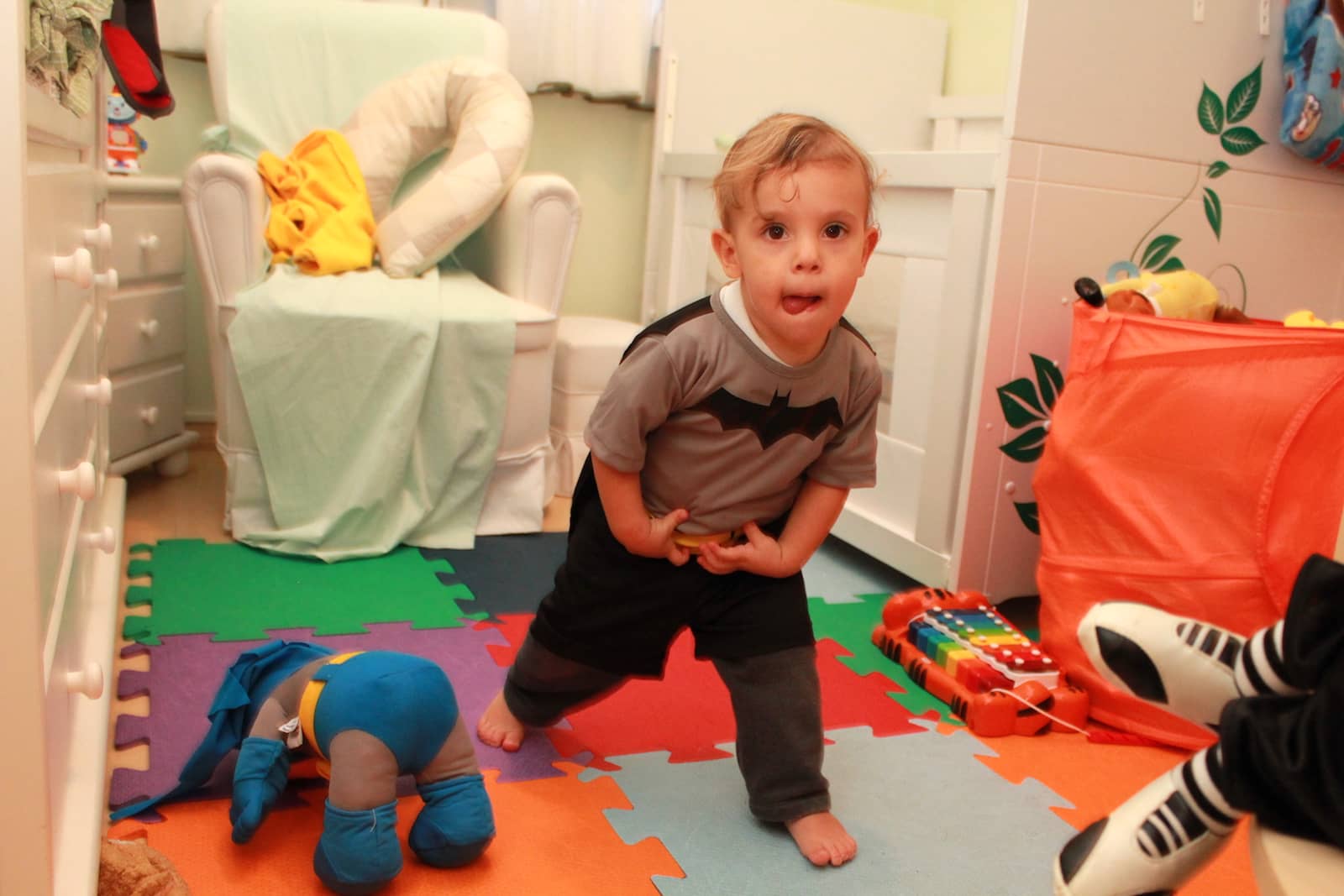 Léo com a roupa do Batman 02