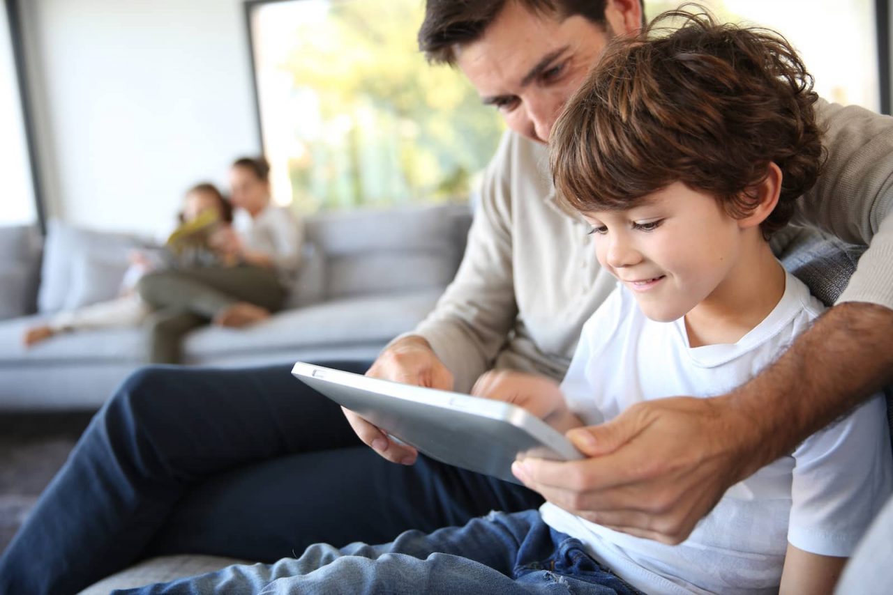 familia com o tablet