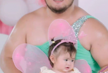 Pai salva ensaio fotografo de bebê de 1 ano ao usar vestido e peruca