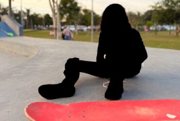 Aprenda como proteger crianças nas redes sociais com dicas práticas para pais e familiares garantirem segurança e privacidade online.