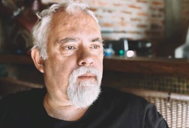 Os relacionamentos mudaram, até os digitais. Quando até um simples “unfollow” vira parte do fim, é sinal de que o amor líquido chegou às redes.